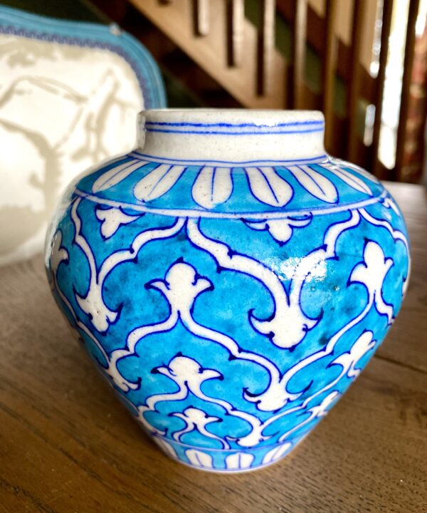 A pretty Mughal-style vase in turquoise.