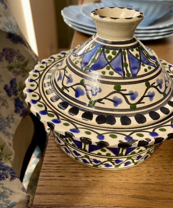 A pretty knick-knack pot with lid.