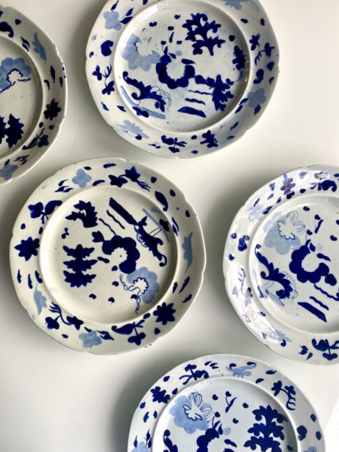 A set of decorative wall plates in blue and white, handmade in Staffordshire pearlware in the 19th century.