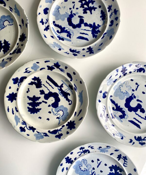 A set of decorative wall plates in blue and white, handmade in Staffordshire pearlware in the 19th century.