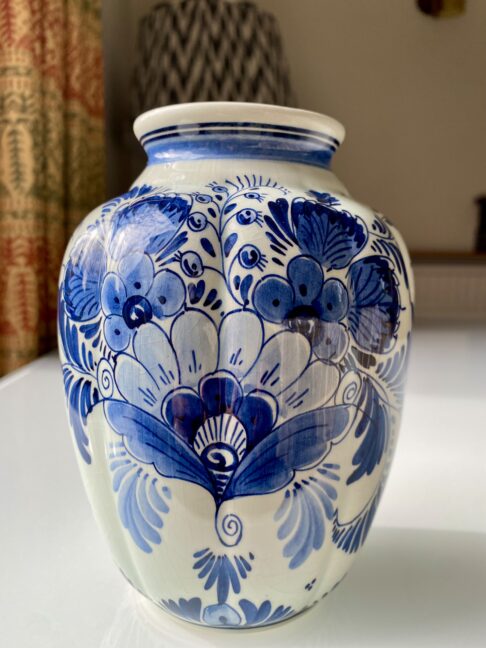 A pretty Delft vase with hand-painted flowers.