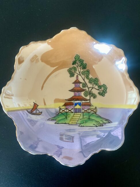 A pretty scalloped vintage Japanese trinket dish.